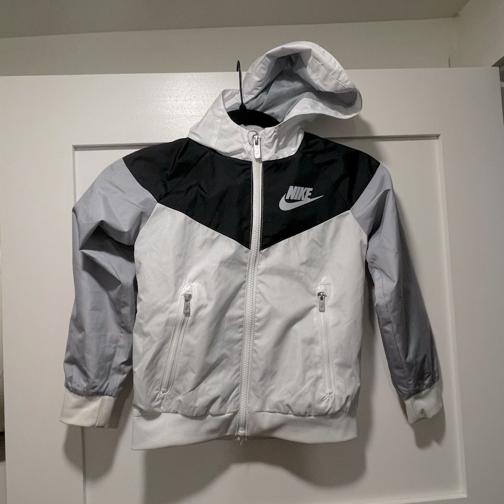 Boys 6 Medium Nike Windbreaker/rain jacket white grey and black only worn twice